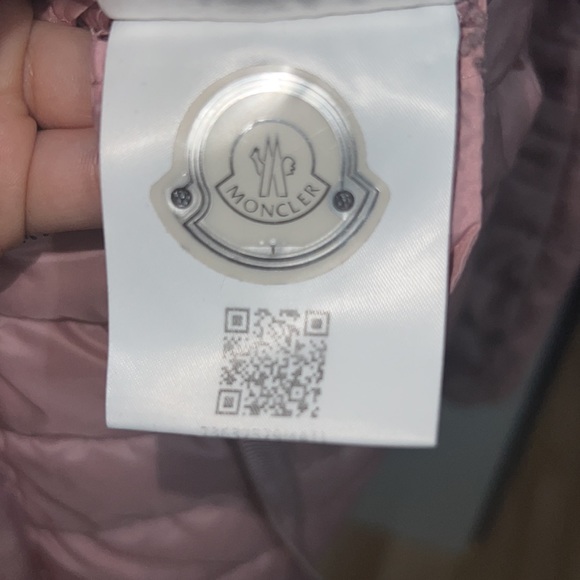 Authentic moncler women’s puffer coat - Picture 7 of 7